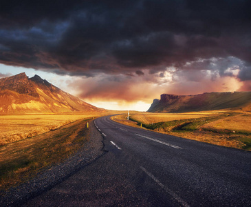 山里的路。 奇妙的秋天景观。 连接冰岛南部Jokulsarlon泻湖和大西洋的通道上的桥梁。