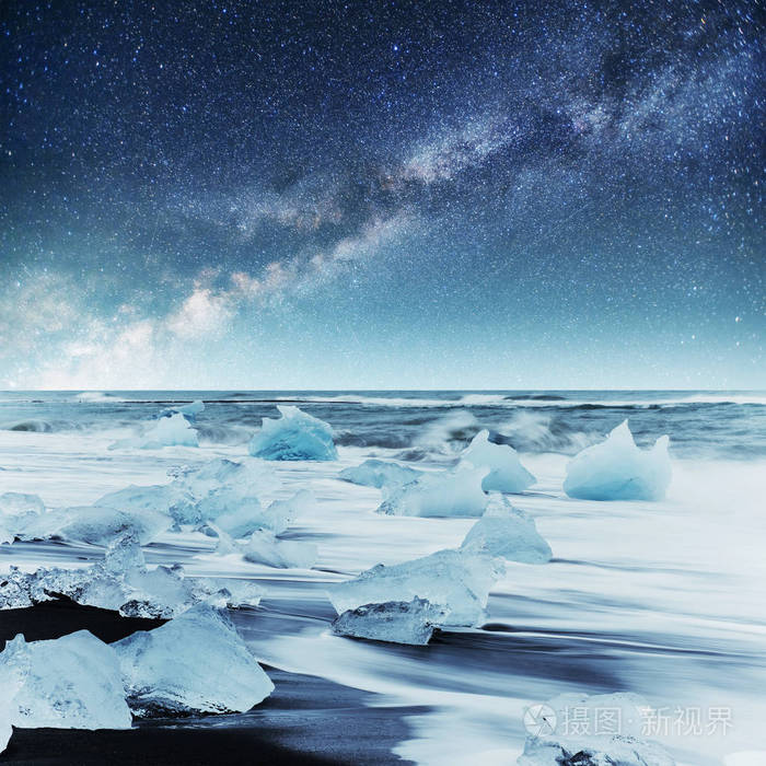 漂浮在jokulsarlon冰川湖上的冰山冰岛南部泻湖星空之夜奇妙的银河