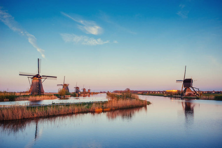 来自鹿特丹海峡的传统荷兰风车。 荷兰。