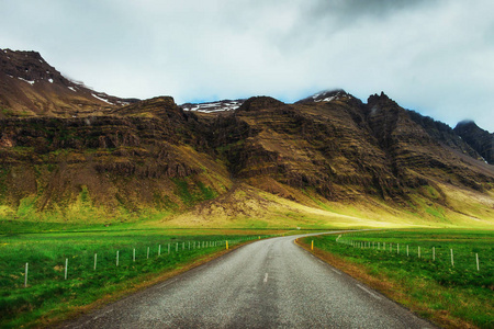 冰岛山上的路，美丽的春日