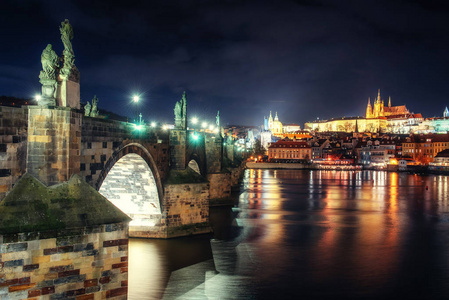 布拉格城堡和查尔斯桥在晚上。