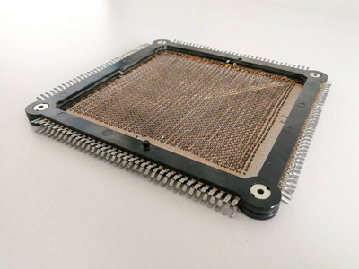 磁芯磁芯存储器中许多铁氧体在基体构型中组装照片