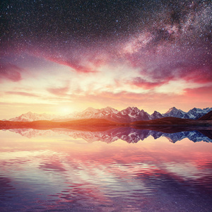 梦幻蓝色星空粒子梦幻般的星空笼罩着大海. 美丽的世界照片