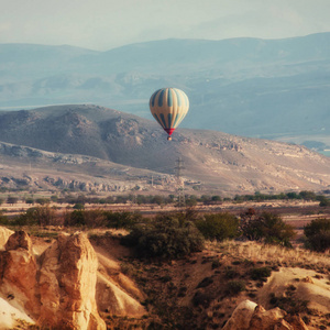 彩色热气球飞越红谷在安纳托利亚土耳其卡帕多西亚。 戈雷姆国家公园的火山山。