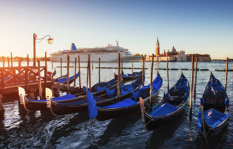 在威尼斯大运河里的巨大豪华游轮上。 每年有1000多万游客参观威尼斯。