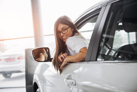 漂亮的年轻女人开着新车