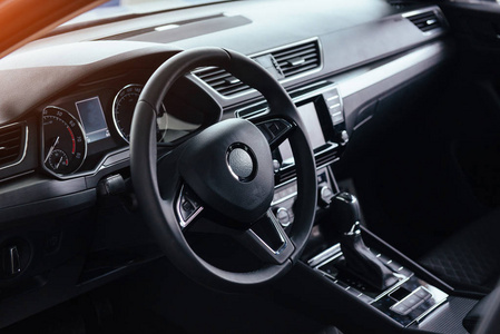 现代汽车内部仪表板和方向盘。