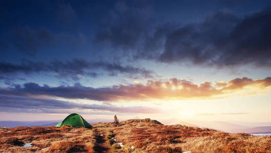 帐篷是由喀尔巴阡山脉的绿色组成的。 春天的山景。 乌克兰。 欧洲。