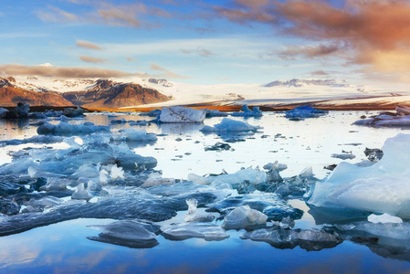 冰山漂浮在西部的Jokulsarlon冰川湖。 冰岛南部。 西边的泻湖。