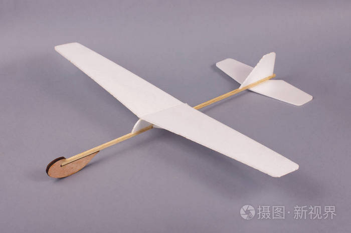 简单地自己做,爱好飞机从泡沫和木材. 创造性和自由概念