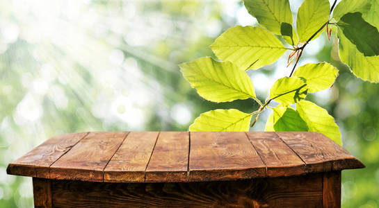 空木桌,自然背景模糊照片