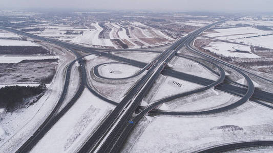 无人驾驶飞机冬季公路