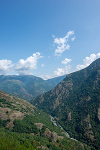 穿过西班牙阿伦山谷的山路