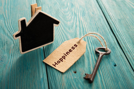 家庭安全概念小房子旧钥匙图片