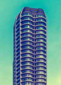 现代摩天大楼的天空背景。 色调