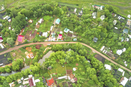 小屋之间狭窄的河景