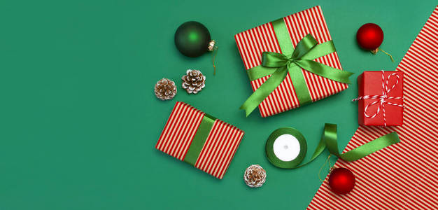 礼品盒圣诞球玩具冷杉锥丝带在绿色背景。 节日祝贺新年圣诞节赠送2019年圣诞节贺卡。 平躺式顶部视图