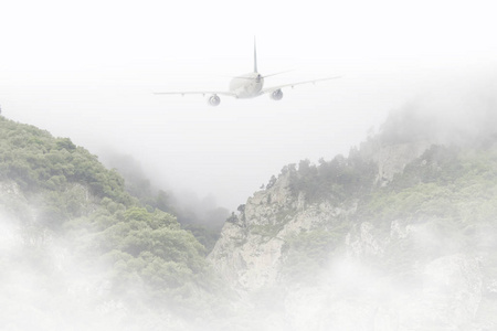 飞机在雾中飞过群山