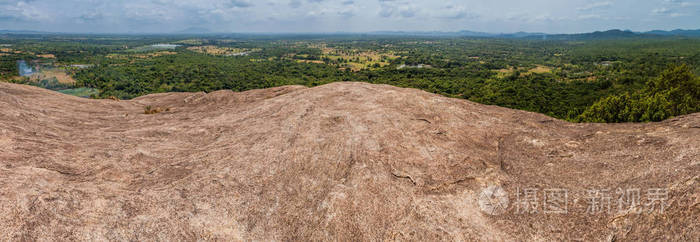 斯里兰卡皮杜兰加拉岩周围景观全景