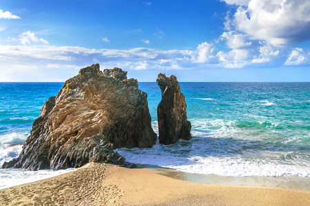 美丽的海景。 沙滩岩石和海洋