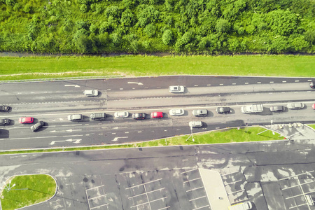 有汽车的道路的俯视图图片