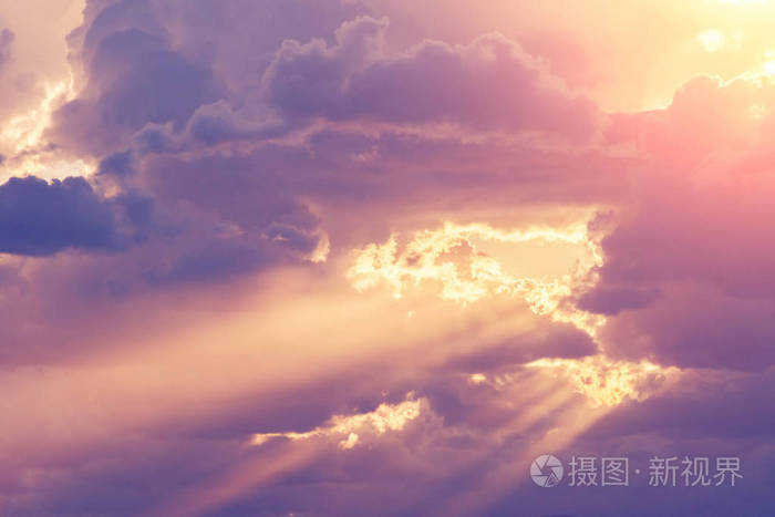 夕阳背景下的阳光透过云层