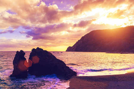 美丽的海景。 日落时的沙滩岩石和大海