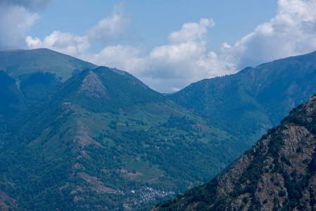 穿过西班牙阿伦山谷的山路