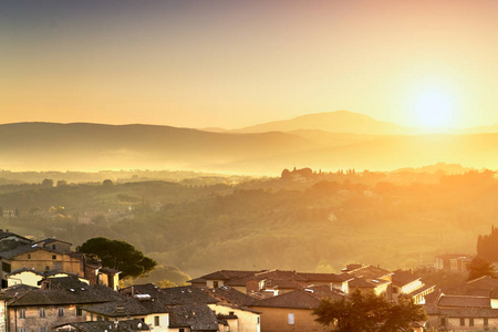 日落时分群山中美丽的欧洲村庄