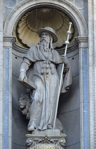 匈牙利布达佩斯圣斯蒂芬斯巴西利察正面的圣杰罗姆雕像