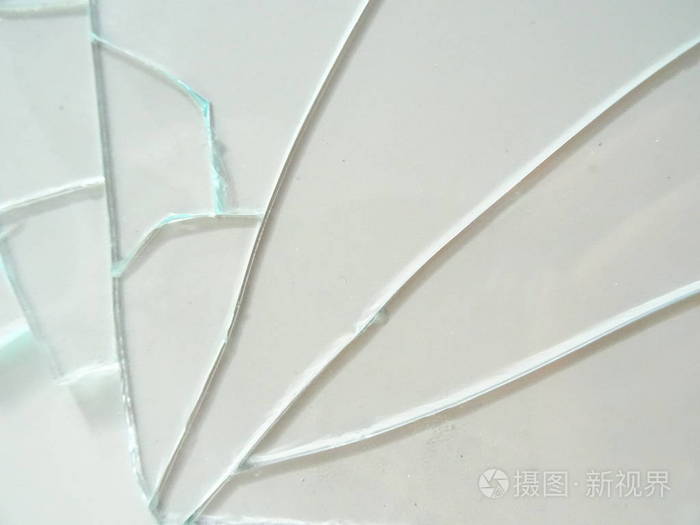 白色背景上破碎的玻璃碎片照片-正版商用图片13bzlf-摄图新视界