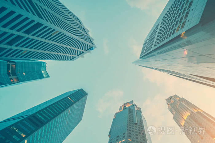 城市现代摩天大楼在阳光明媚的日子里从下往上看色调