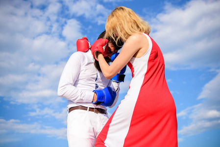男人和女人打拳击手套天空背景.女人可以反击概念.
