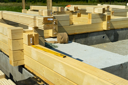 建造一座由压型叠层单板木材制成的木屋。