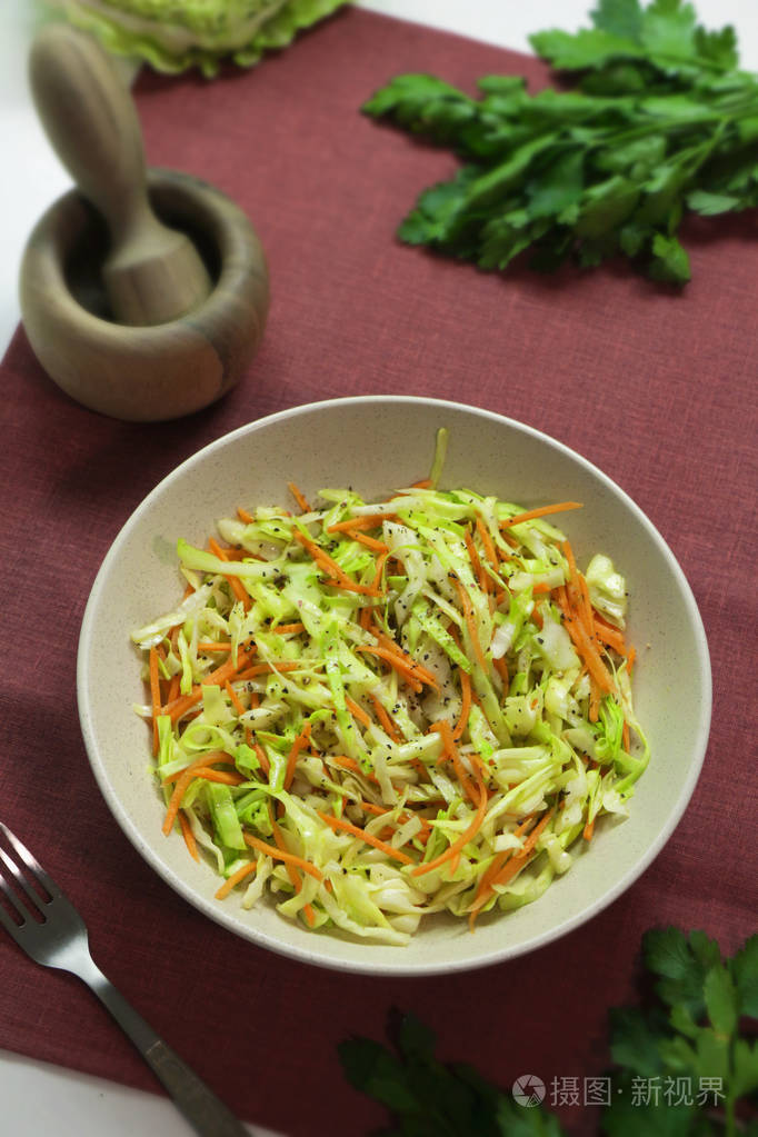 卷心菜胡萝卜沙拉盘在红色背景