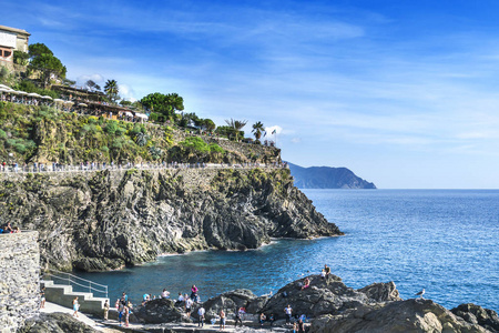 人们在海边的岩石上，Manarola，Liguria，Cinque，意大利