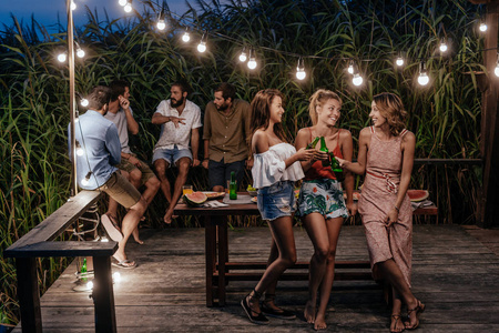 一群年轻人在户外聚会上享受暑假.照片