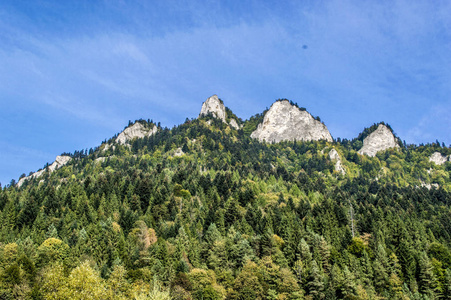 三冠山上的河景