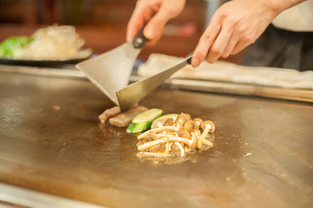 传统日本菜用男性炊具切菜图片