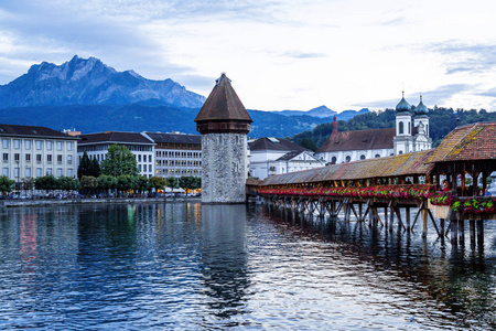 卢塞恩的历史城市中心卢泽恩，瑞士著名的教堂桥。