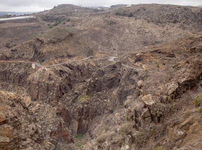 格拉纳里亚山谷巴兰科德瓦隆，也被称为巴兰科德圣费利佩，其中几个洞穴建筑群位于狭窄的道路上