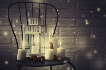 椅子上老式风格的蜡烛和圣诞装饰品的特写镜头