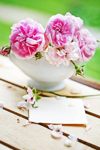 花园餐桌上的盆子里放着新鲜的粉红色牡丹
