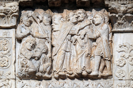 意大利维罗纳圣泽诺教堂正面的犹大中世纪浮雕之吻