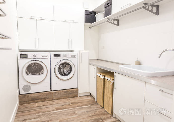 洗衣房与洗衣机在现代房子里照片-正版商用图片13c5u6-摄图新视界