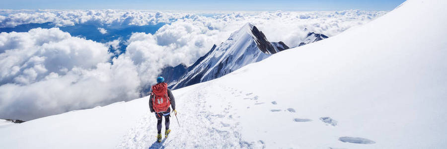 徒步旅行到法国阿尔卑斯山的勃朗峰山顶