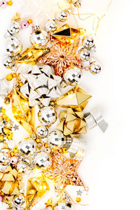 圣诞装饰品在白色背景上用金色的星星铃铛。 节日和庆祝。 平躺式顶部视图