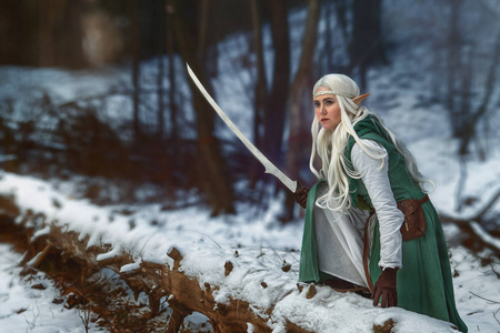 穿着精灵服装手里拿着剑的女孩照片