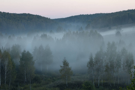 日落时的雾。 俄罗斯