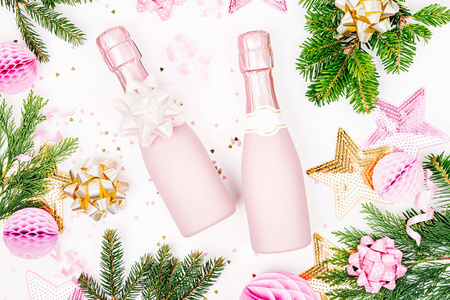 白色背景的香槟酒瓶圣诞装饰品和冷杉树枝